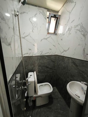 Quarto casal standard, vista para a cidade | Banheiro | Produtos de toalete grátis, secador de cabelo, chinelos