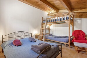 2 bedrooms, iron/ironing board, WiFi