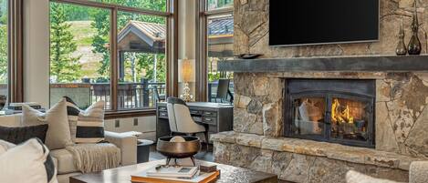 Een televisie en een open haard