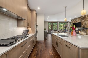 Réfrigérateur, four à micro-ondes, un four, surface de cuisson