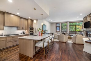 Réfrigérateur, four à micro-ondes, un four, surface de cuisson