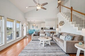 Smart TV, books - Coastal Beach Retreat - Dog Friendly - NO Pet Fee (Galveston)