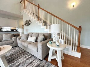 Smart TV, books - Moonlight Oasis - Gorgeous Coastal Beach Retreat! (Galveston)