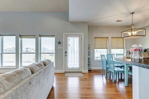 Smart TV, books - Moonlight Oasis - Gorgeous Coastal Beach Retreat! (Galveston)