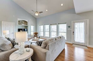 Smart TV, books - Moonlight Oasis - Gorgeous Coastal Beach Retreat! (Galveston)