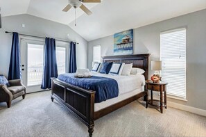 3 bedrooms, iron/ironing board, travel crib, WiFi - Moonlight Oasis - Gorgeous Coastal Beach Retreat! (Galveston)