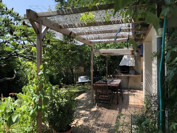 Outdoor dining - Holiday Home 'La Maison De Pascale - Royan' with Private Terrace, Garden & Wi-Fi (Royan)