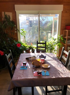 Dining - Holiday Home 'La Maison De Pascale - Royan' with Private Terrace, Garden & Wi-Fi (Royan)