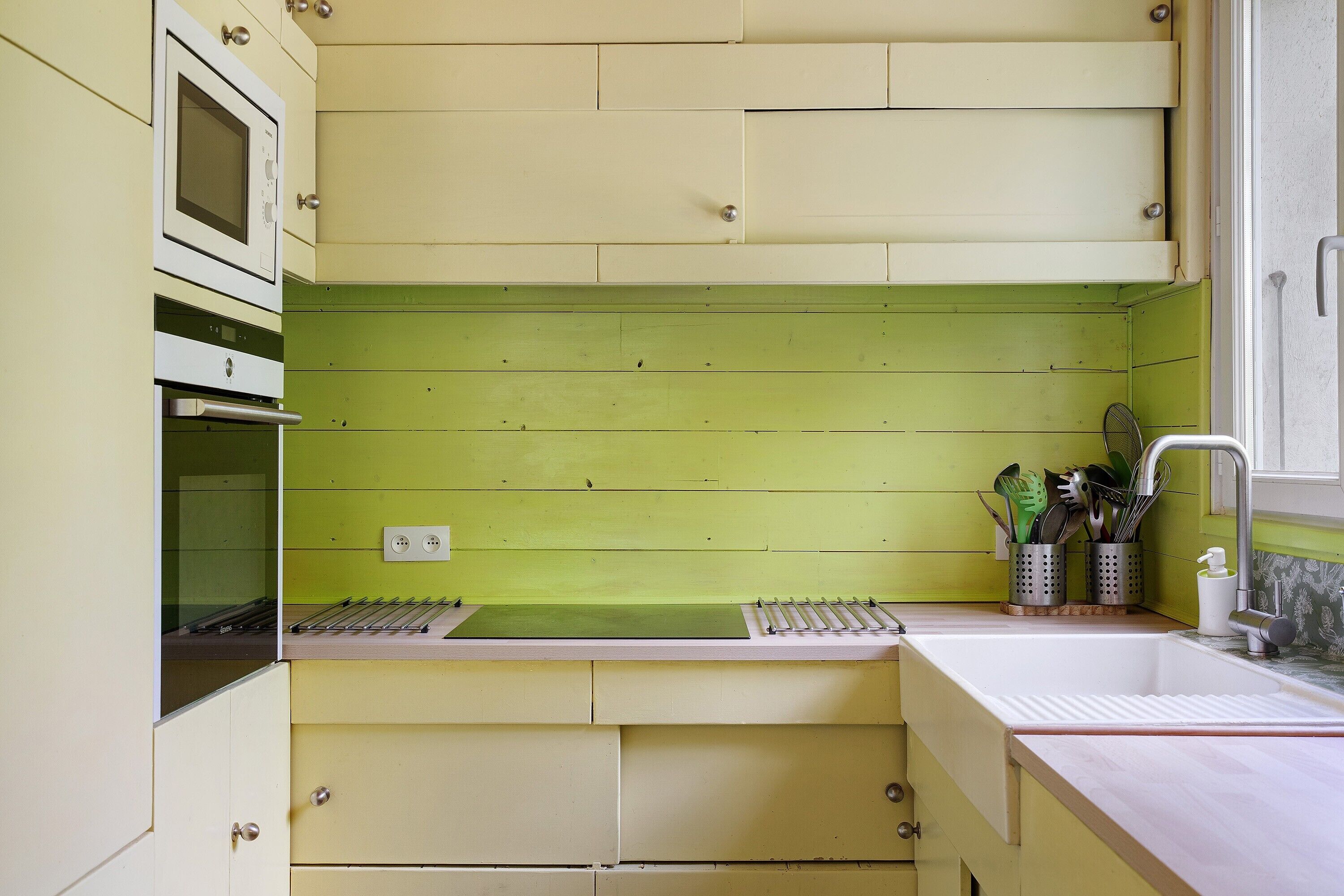 Frigorífico, microondas, horno y placa de cocina