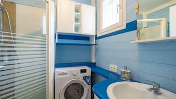 Douche, sèche-cheveux, serviettes fournies