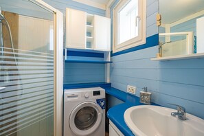 Douche, sèche-cheveux, serviettes fournies