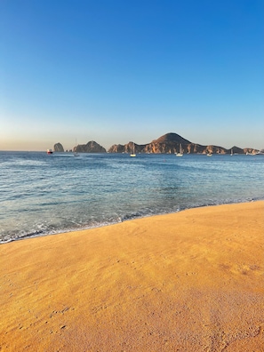 على الشاطئ، كراسي للتشمس، مناشف للشاطئ