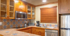 ثلاجة، ميكروويف، فرن، موقد طهي مسطح