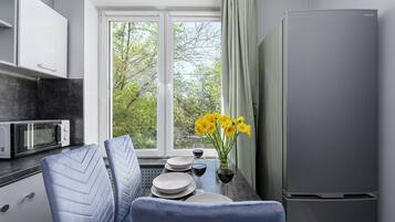 Comfort-Apartment, Blick auf den Innenhof | Eigene Küche | Mikrowelle, Herdplatte, Wasserkocher mit Kaffee-/Teezubehör, Grillplatte