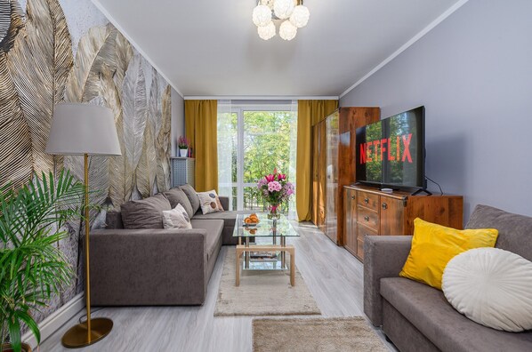 Apartamento conforto, vista para o pátio | Área de estar | TV de tela plana 40 polegadas com canais digitais