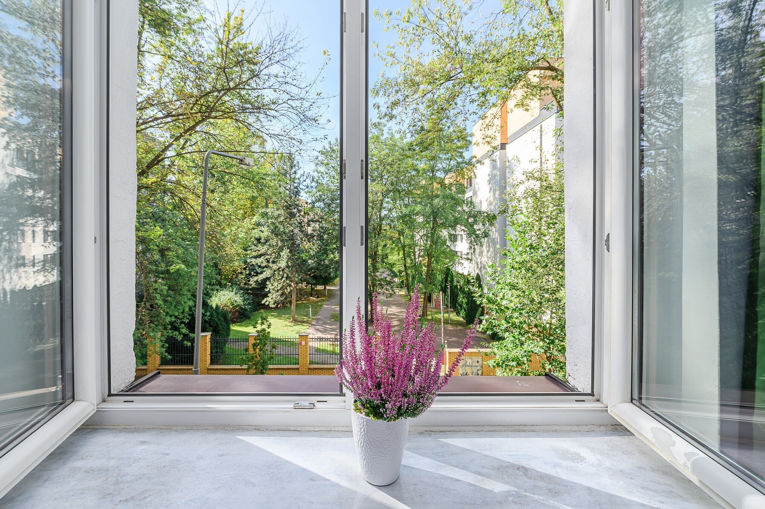 Căn hộ tiện nghi đơn giản, quang cảnh sân vườn | Quang cảnh từ phòng