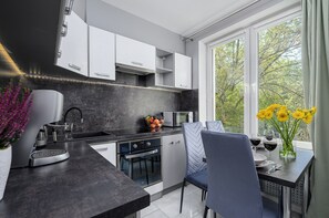 Comfort Apartment, Courtyard View | Private kitchen | Microwave, stovetop, coffee/tea maker, griddle