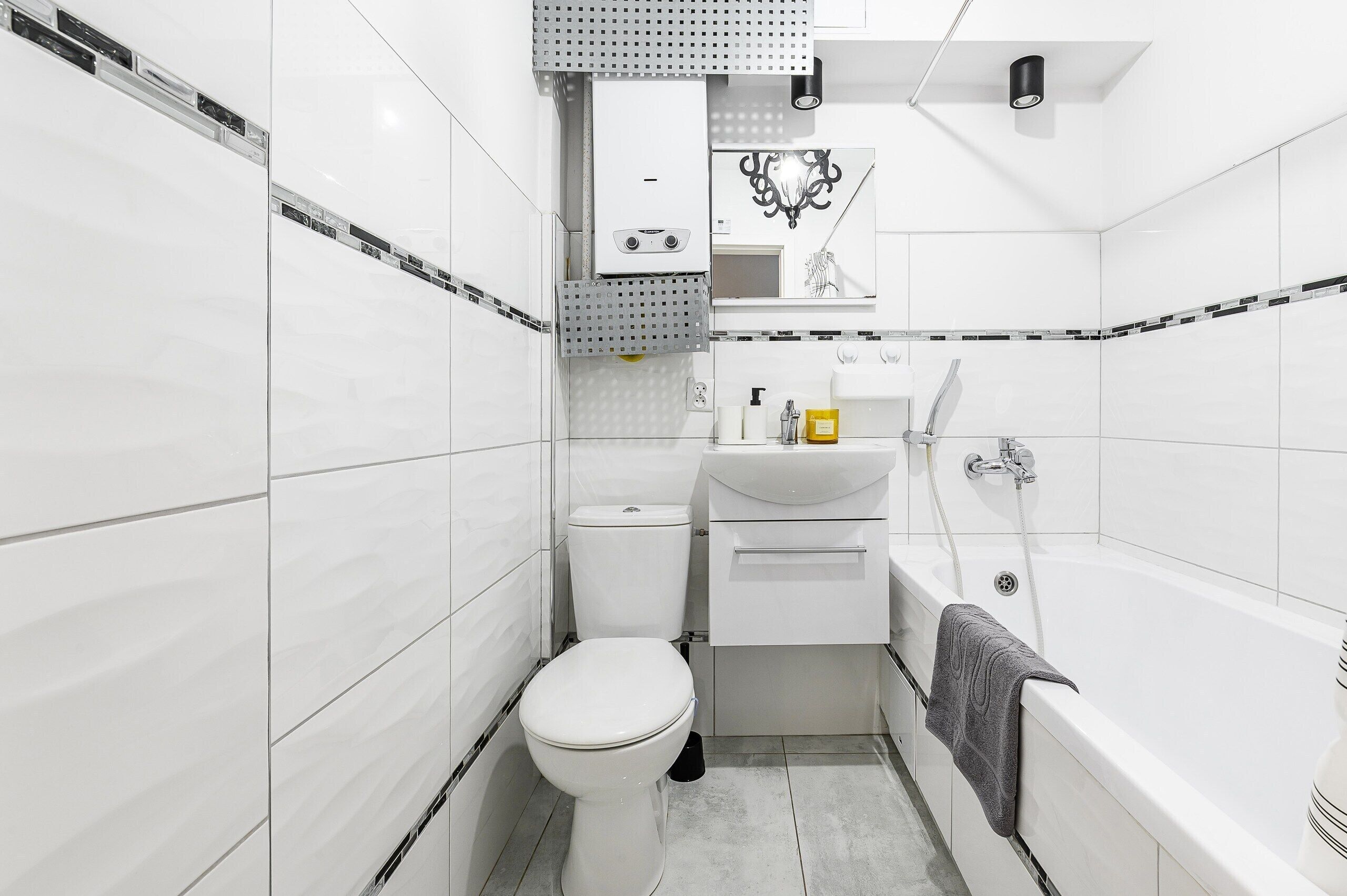 Un baño pequeño con inodoro, lavabo y bañera.