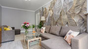 Comfort-Apartment, Blick auf den Innenhof | Wohnbereich | 40-Zoll-Flachbildfernseher mit Digitalempfang