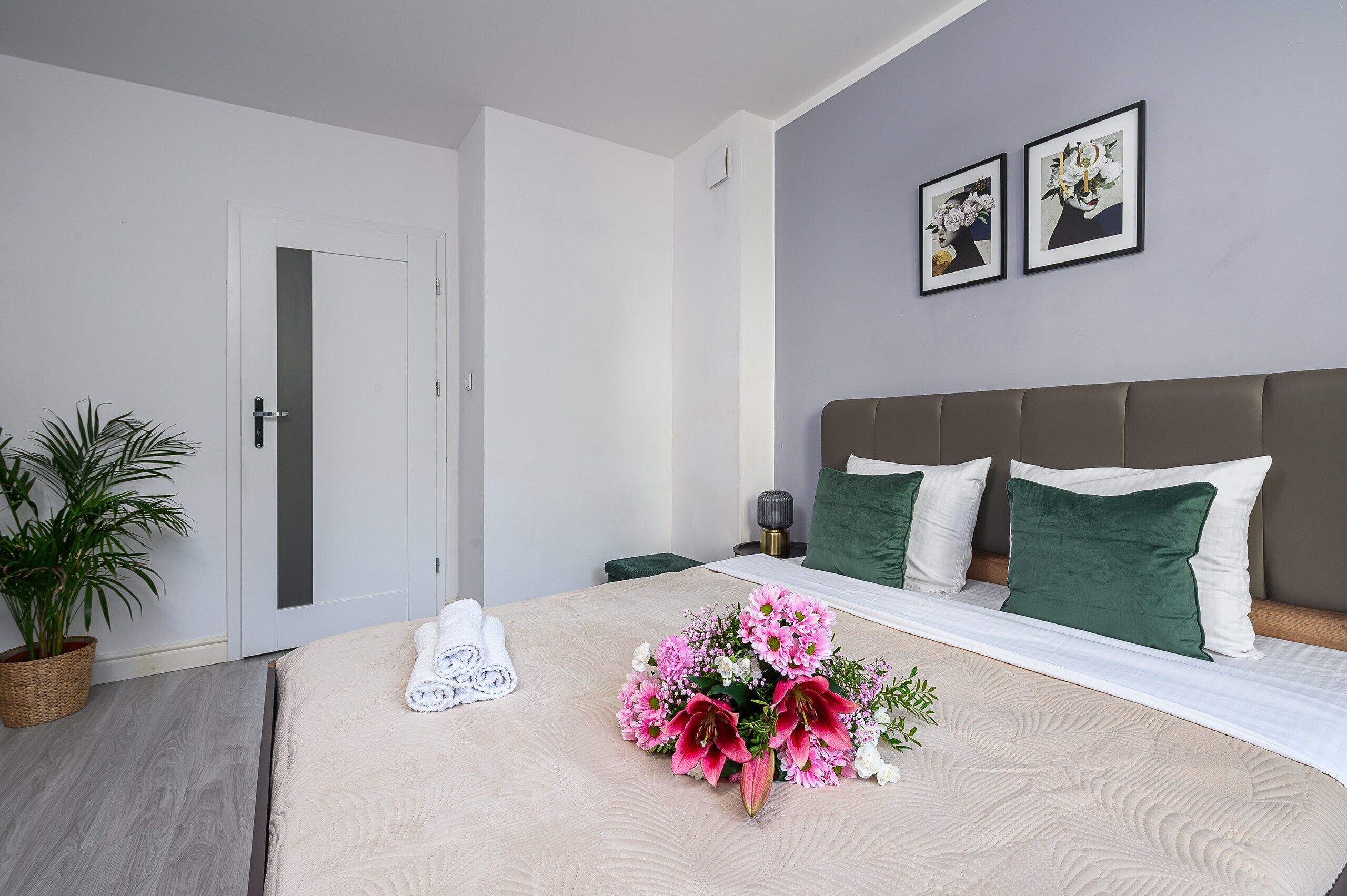 Apartemen Comfort, pemandangan halaman | Tirai kedap cahaya dan setrika/meja setrika