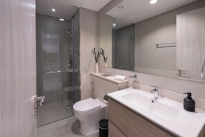 Een douche, een haardroger, een bidet, handdoeken