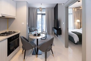 1 chambre, coffre-fort, bureau, fer et planche Ă repasser