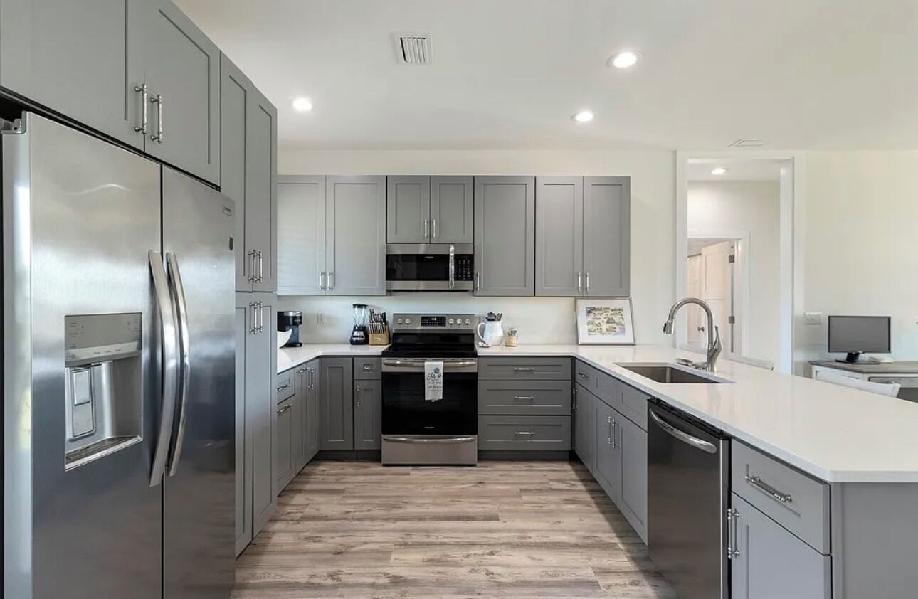 ثلاجة، ميكروويف، فرن، موقد طهي مسطح