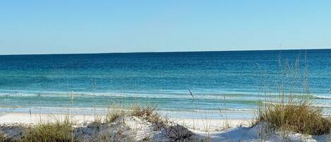 Una playa cerca, sillas reclinables de playa, toallas de playa