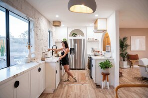 Kjøleskap, ovn, kokeplater og oppvaskmaskin