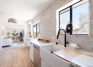 Kjøleskap, ovn, kokeplater og oppvaskmaskin