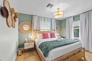 4 slaapkamers, een bureau, een strijkplank/strijkijzer, reisbedje
