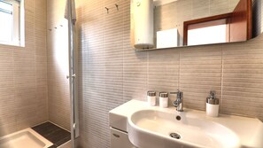 Shower, hair dryer, towels - Holiday home Srecko by Villas Guide (Donja Jagodnja)