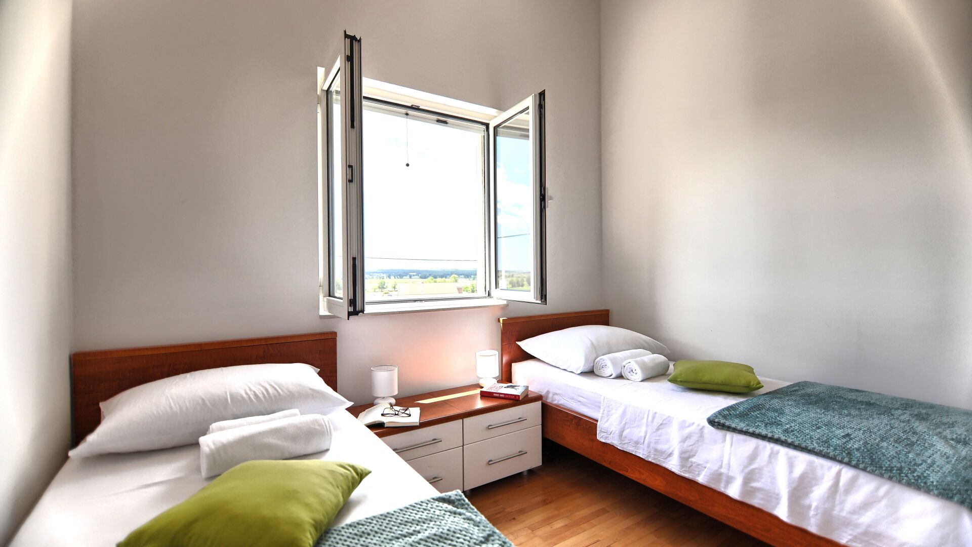 Tabla de planchar con plancha, wifi gratis y ropa de cama 