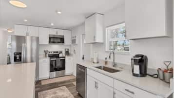 Een koelkast, een magnetron, een vaatwasser, een broodrooster