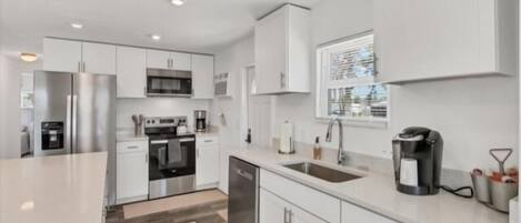 ثلاجة، ميكروويف، غسالة أطباق، محمصة خبز