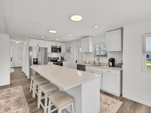 Réfrigérateur, micro-ondes, plaque de cuisson, lave-vaisselle