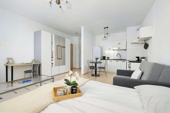 Bureau, fer et planche à repasser, lit parapluie, Wi-Fi