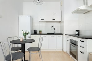 Fridge, oven, stovetop, dishwasher