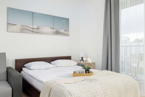 Een bureau, een strijkplank/strijkijzer, reisbedje, wifi