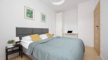 1 slaapkamer, een bureau, een strijkplank/strijkijzer, wifi