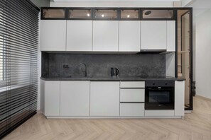 Fridge, oven, stovetop, dishwasher