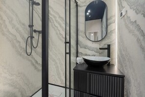 Dusche, Haartrockner, Handtücher