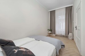 1 Schlafzimmer, Schreibtisch, Bügeleisen/Bügelbrett, Reisekinderbett