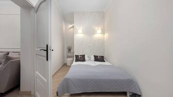 1 chambre, bureau, fer et planche à repasser, lit parapluie