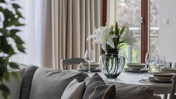 Una televisión, una oficina