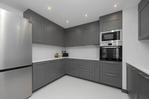 Geladeira, micro-ondas, fogão, cooktop