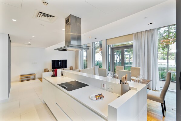 Appartement luxueux, vue partielle sur l'océan | Cuisine privée | Réfrigérateur grande capacité avec congélateur, four à micro-ondes