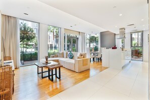 Appartement luxueux, vue partielle sur l'océan | Salle de séjour | Téléviseur connecté de 55 po avec télévision numérique