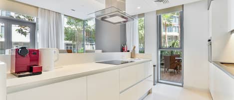 Appartement luxueux, vue partielle sur l'océan | Cuisine privée | Réfrigérateur grande capacité avec congélateur, four à micro-ondes