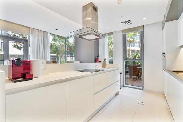 Luxury Apartment, Partial Ocean View | Private kitchen